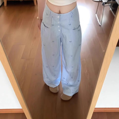 青いストライプの刺繍の蝶結びのカジュアルなズボンの女性の2025春の夏の新型のゆったりしているのが見えます。