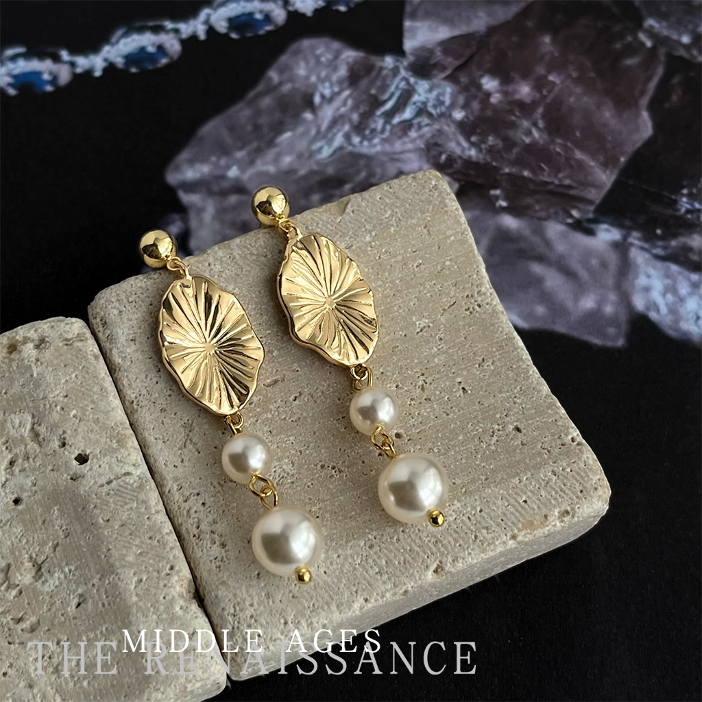 Vintage style sapphire necklace