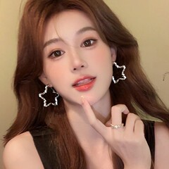 シルバー中空五芒星の大きなイヤリング、ユニークなデザイン、女性用の人気のイヤリング、小さな多用途イヤリング卸売