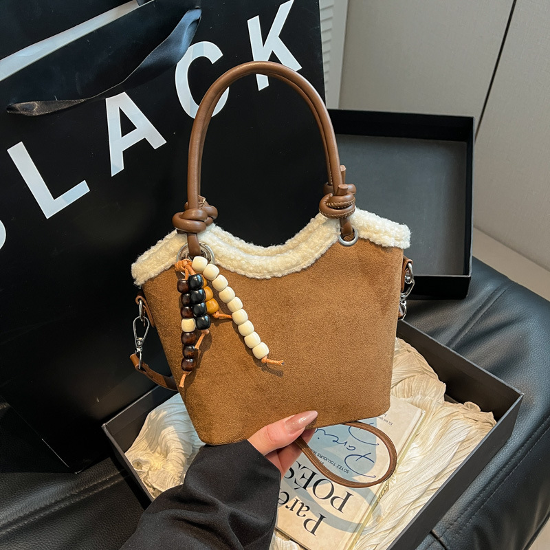 Otoño y invierno coreano bolso de terciopelo de seda mujer 2025 nueva moda versátil bolso de cubo de viaje mochila de hombro