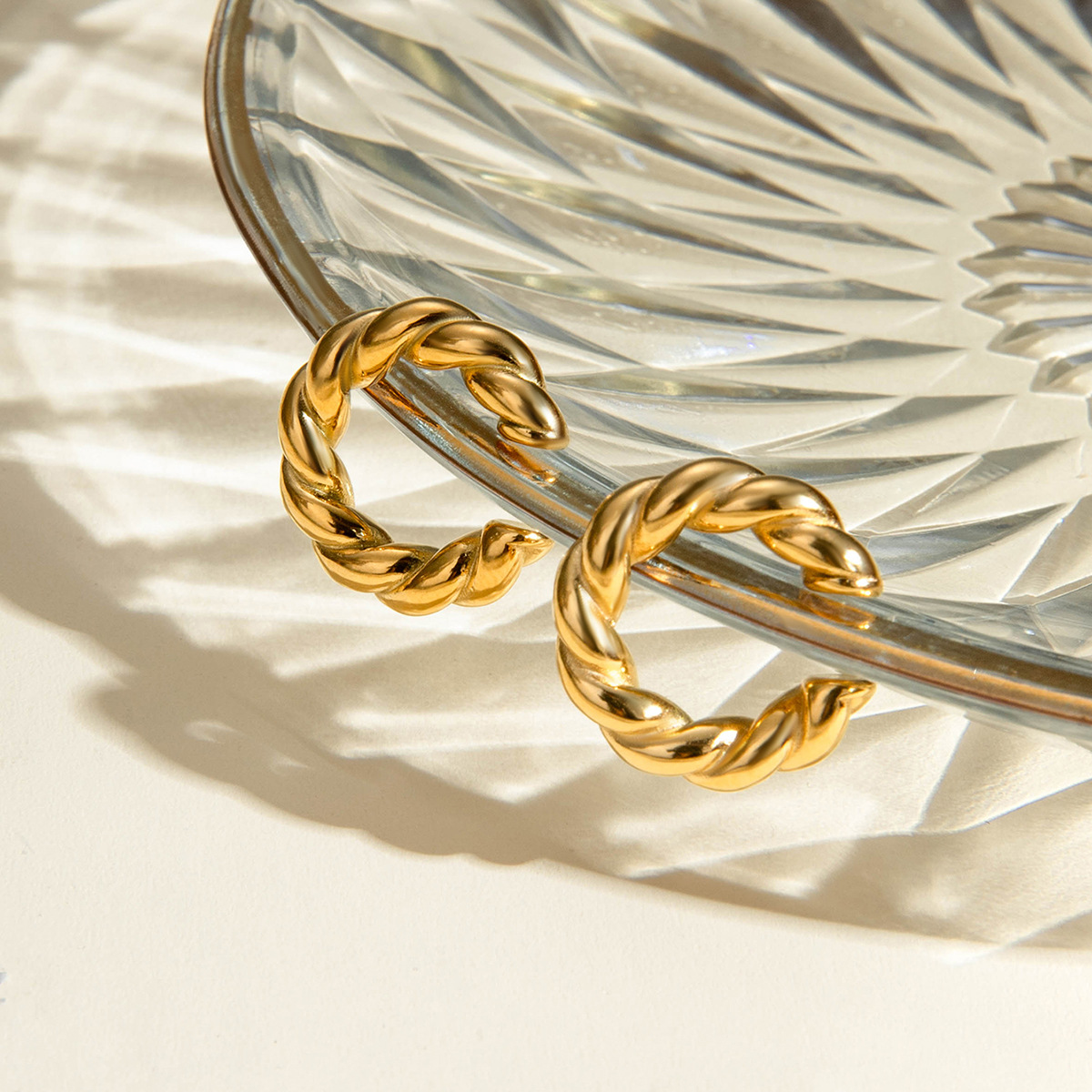 Europa y los Estados Unidos transfronterizos en el viento simple versátil de acero inoxidable de oro de 18 quilates en forma de cuerda de cáñamo redonda auriculares joyas para orejas mujeres