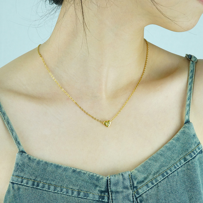 Estilo europeo y americano ins collar de letras en forma de corazón de acero inoxidable mujer de titanio de acero melocotón en forma de corazón carta nicho Cadena de clavícula al por mayor