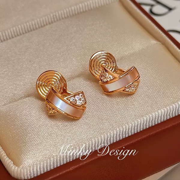 Natural shell cross design with sparkling micro-inlaid zirconia stud earrings, elegant and versatile, compact mosquito coil disc ear clip for women