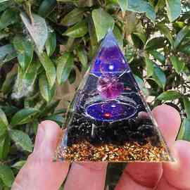 1个 颜色：图片色 材质：树脂水晶 水晶碎石金字塔工艺品 紫晶球