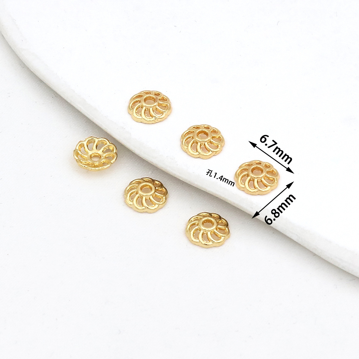 Suministro directo de fábrica 18 quilates de flores huecas de oro real, protección del color de oro DIY, tapas de flores con cuentas hechas a mano, accesorios con cuentas C16