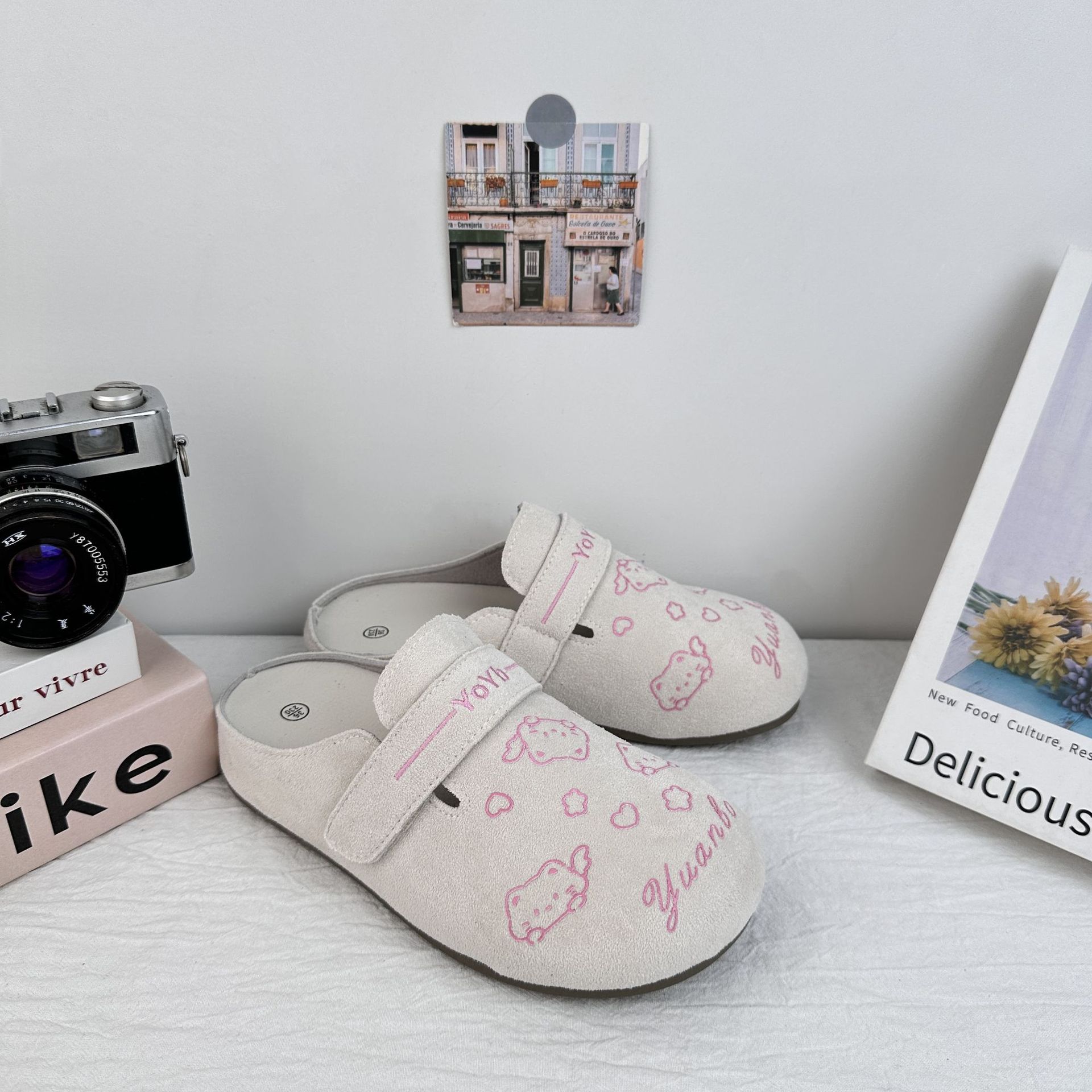 Yuanbo verano 2025 nuevo tipo de zapatillas de la gente perezosa con base plana, zapatos casuales versátiles, zapatos de burken con cabeza de bolsa y medio trapezo