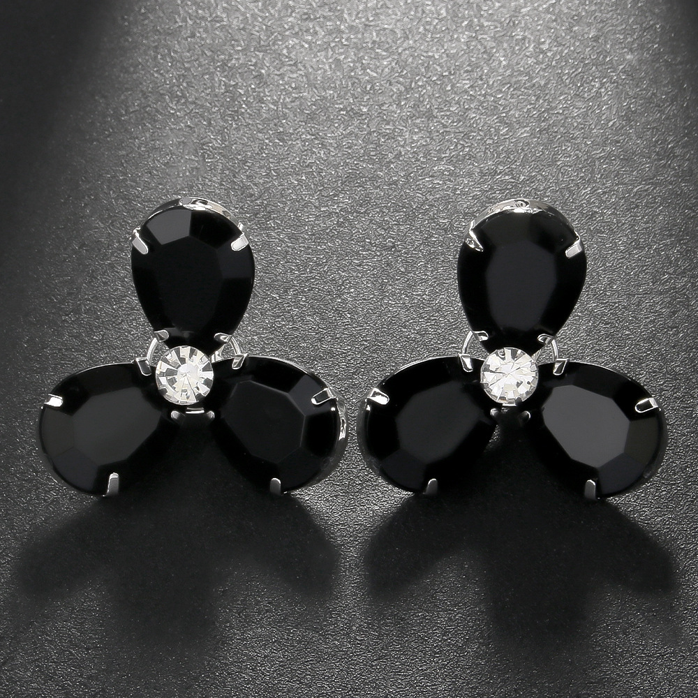 Nuevos auriculares de flores simples de verano de alto nivel de sensación de diamante auriculares accesorios de desfile aretes