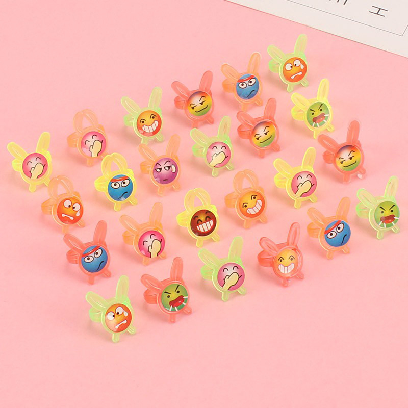 Mini anillo de plástico dibujos animados emoticon anillo de juguetes para niños regalos de jardín de infantes escaneo de código ventas calientes image 3
