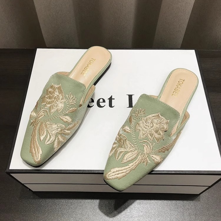 Nuevas medias pantuflas Baotou bordadas al estilo chino para mujer 2024 primavera y verano nuevo estilo retro todo-fósforo plano Muller medio soporte