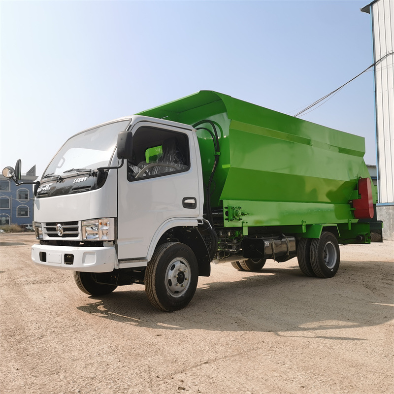 Vehículo diesel de mezcla y lanzamiento de vacas y ovejas, camión de distribución de césped para la agricultura, camión de distribución diesel de tres ruedas