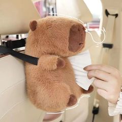かわいいアニメの少女kt猫は紙箱の家庭用ティッシュセットを引き出します。