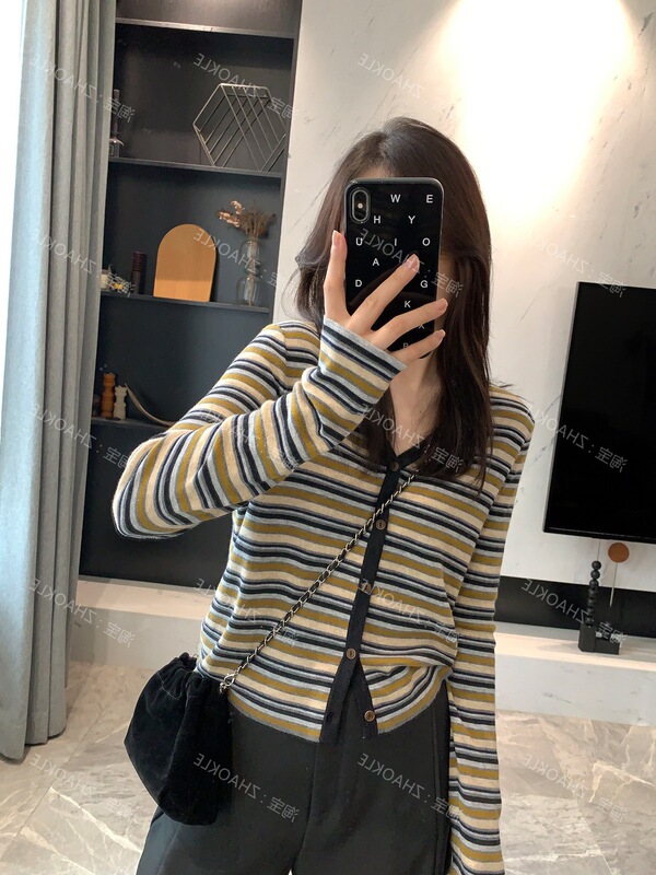 Super soft and skin-friendly, slimming striped long-sleeve knitted cardigan with a deep V-neck, short style for autumn 2026 Super soft and skin-friendly, slimming striped long-sleeve knitted cardigan with a deep V-neck, short style for autumn 2026