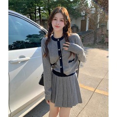 韓国系の洋風ニットセットの女性と春秋の甘美な気質の短いカーディガンの上着のプリーツのスカートの2つのセット
