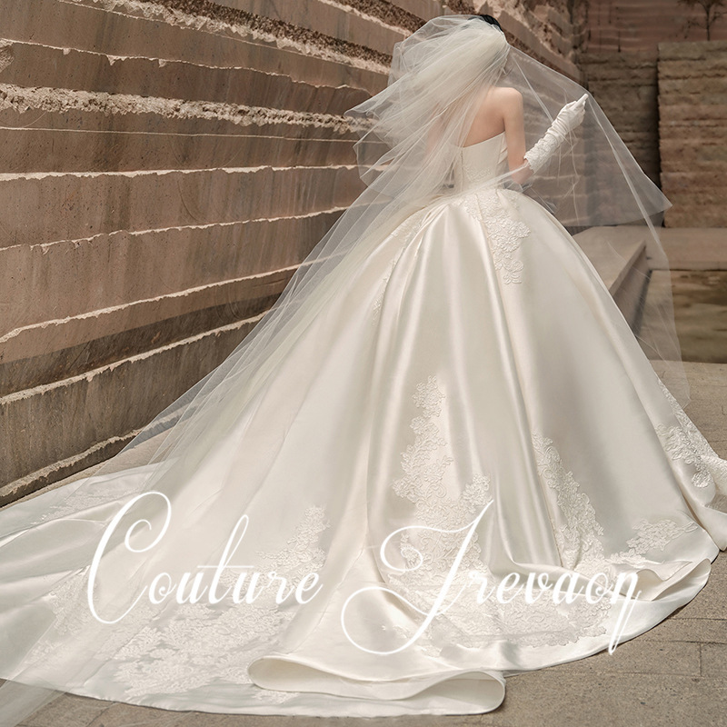 Vestido de novia de lujo de alta gama para novias, nuevo modelo 2026, vestido de satén sin tirantes con un cola grande y único, vestido largo estilo francés.