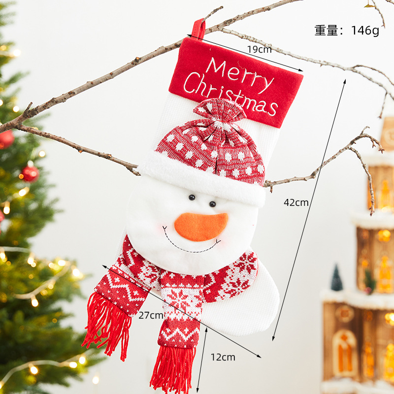 クリスマスの靴下のプレゼントの袋の大きいサイズの老人の雪だるまの贈り物のキャンディーの靴下のシーンは飾りを掛けてクリスマスの装飾品を飾ります。|undefined