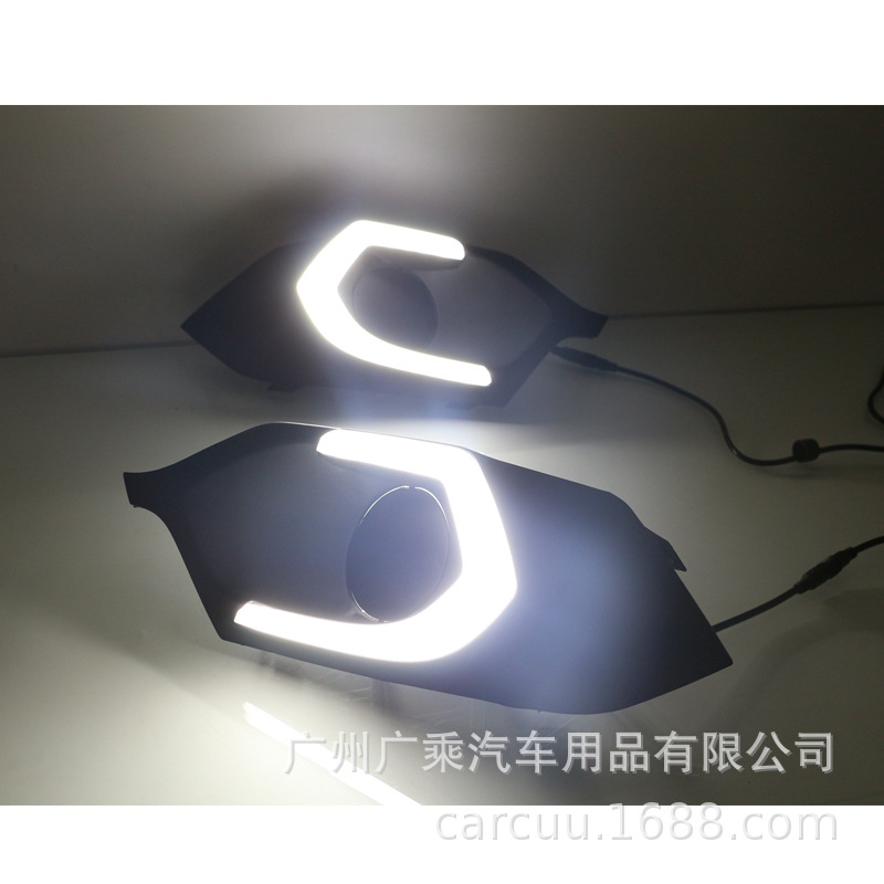 Aplicable a Mitsubishi 2016 - 17 Pajero Lámpara diurna de guía de luz bicromática de banda de dirección de barra delantera de luz antinebra