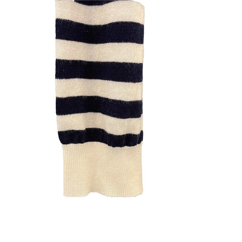ヨーロッパの商品の透かし彫りの長袖のニットの女性の薄いタイプの小さいシャツの柔らかいモチとしているゆったりしている白黒のストライプのセーターは肩を現して上着を打ちます。|undefined