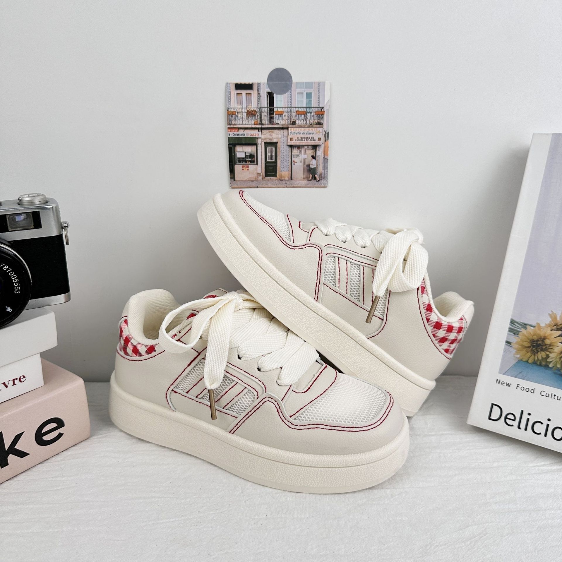 Zapatos blancos de verano de 2025 nuevos zapatos de mujer, zapatos casuales de nicho, zapatos de malla transpirables con suela gruesa