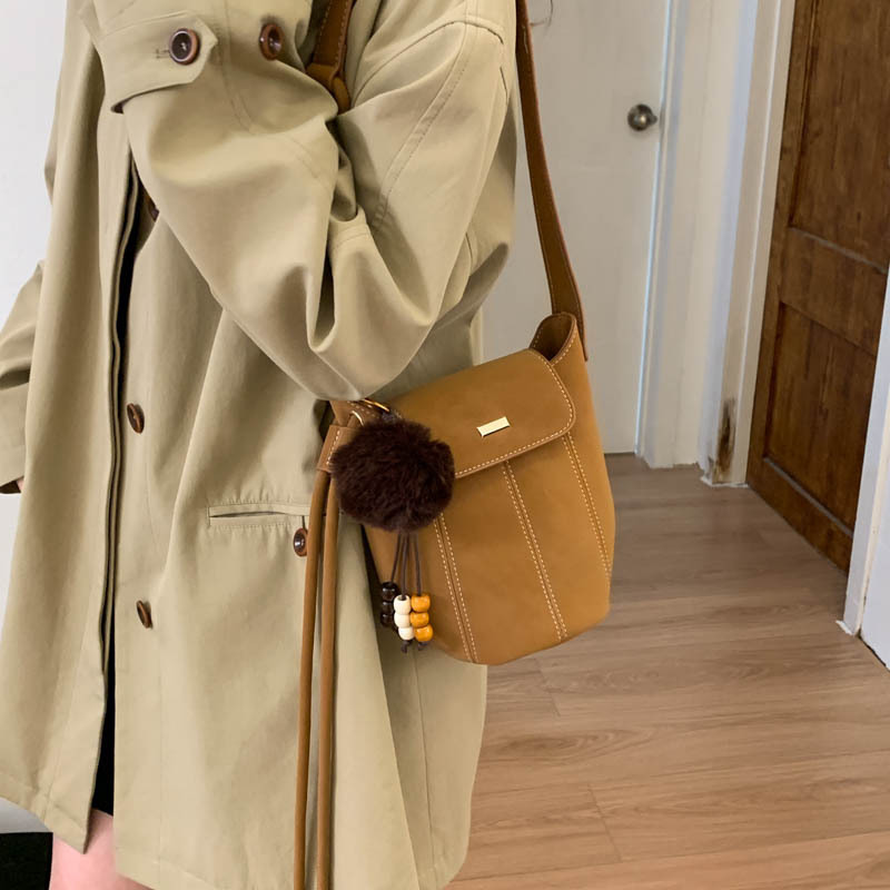 Bolsa de calabaza bolso de balde bolso de mujer 2025 nuevo invierno de alta calidad sensación de viaje universal bolso de hombro retro bolso de mochila