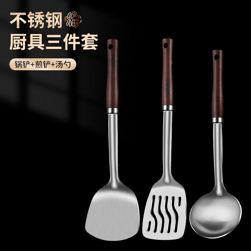 ステンレスのフライパンを厚くして炒めます。鉄のシャベルは家庭用キッチンで、炒め物のスプーンが漏れています。|undefined
