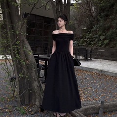 クロスボーダーブラックワンショルダードレス女性のための夏の2025新しいフレンチスタイルセクシーなウエスト痩身オフショルダーロング