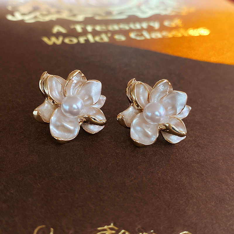 Earrings pearl, flowered