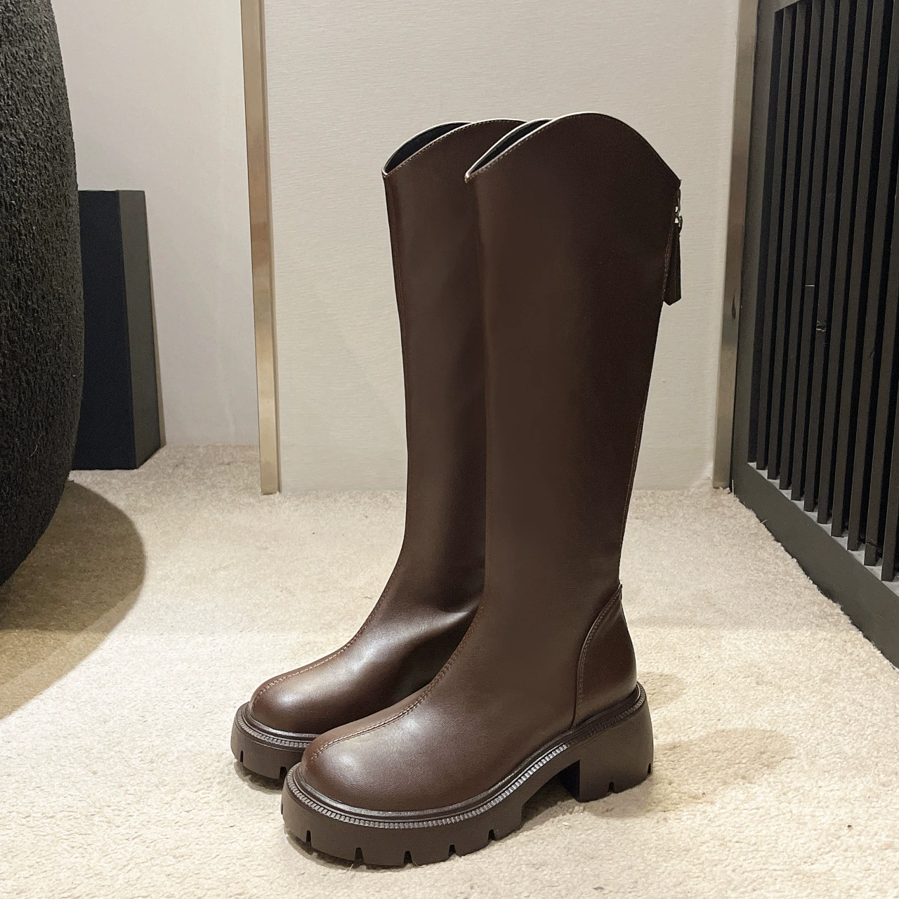 Маленькие сапоги с толстым каблуком женские 2024 зимний новый стиль колледжа дикие бархатные сапоги рыцаря женские оптом