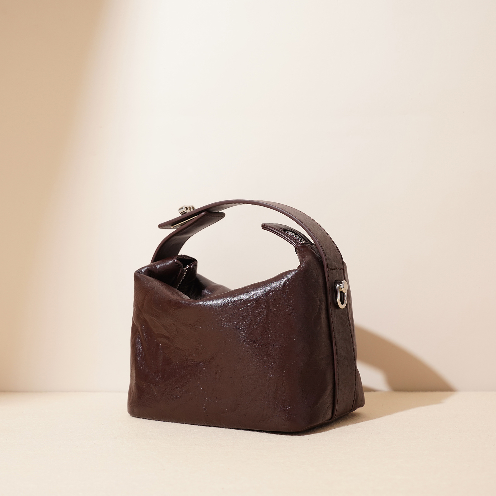 Bolsos de cuero de nicho de alto nivel con sobres rojos en la boca 2025 nuevos bolsos de lonchera con bolsos pequeños y bolsos retro para mujeres