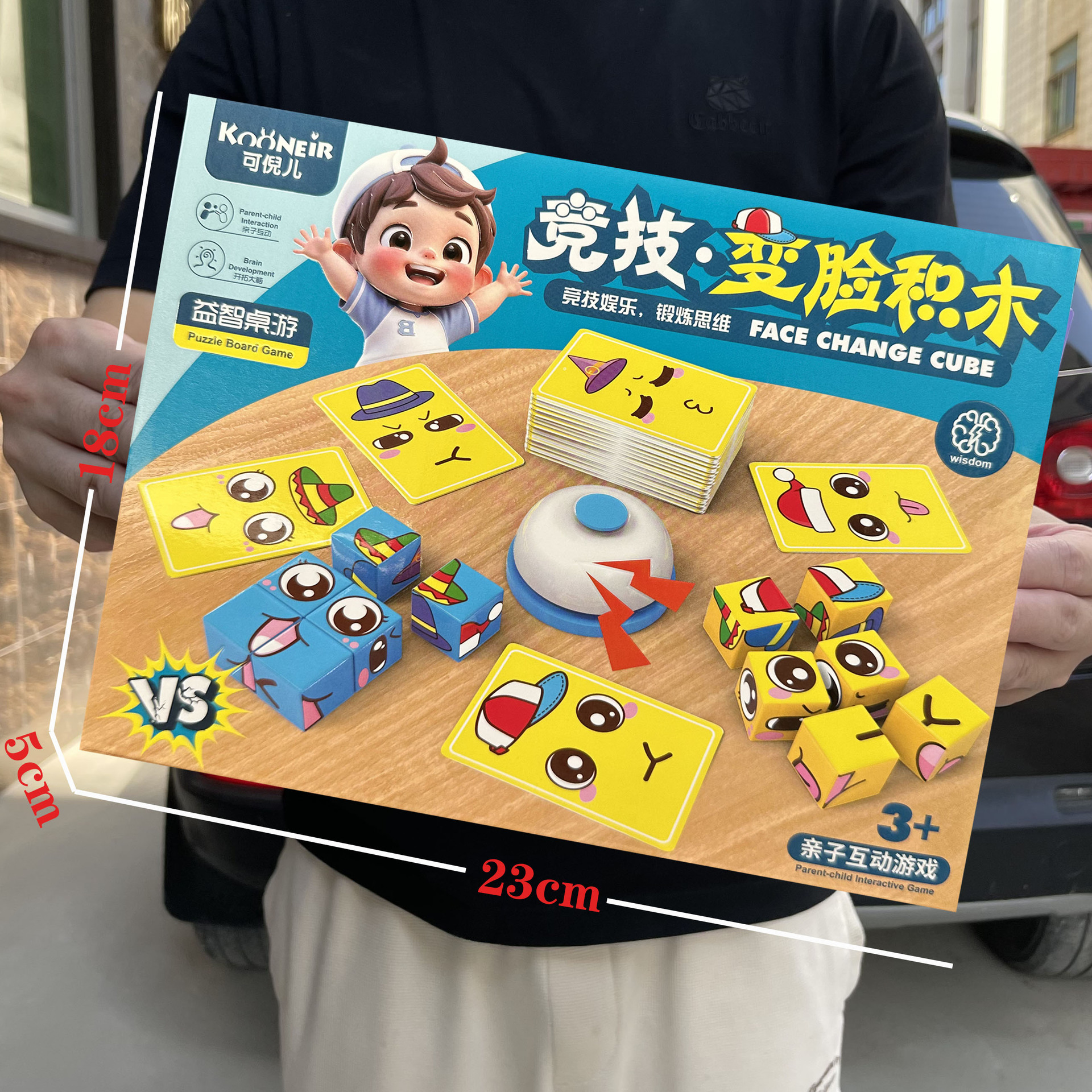 子供のままごとは楽しくて、ミニの食事をします。
