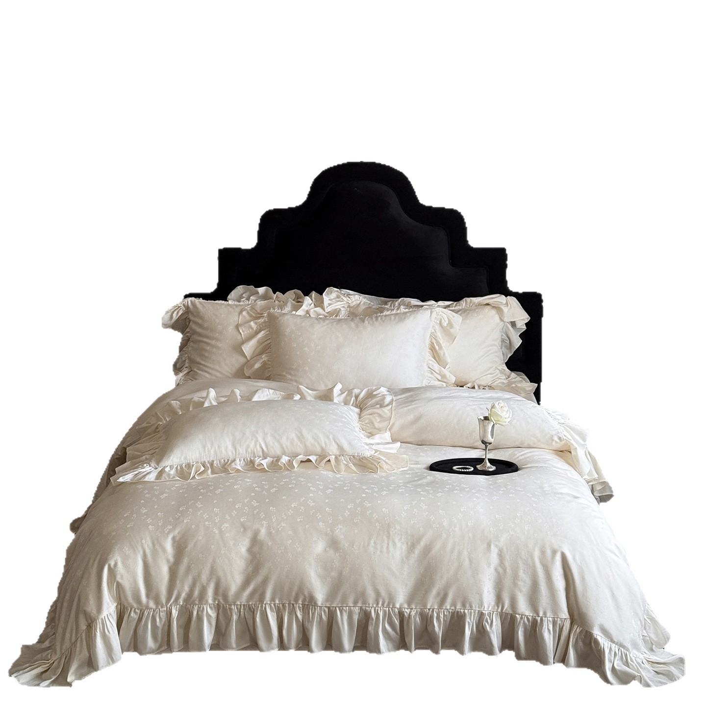 Conjunto de quatro peças em algodão francês de fibra longa, estilo boho romântico nórdico vintage, com luxuosa capa de edredom bordada em renda, em tons de preto e branco claro._voghion.com