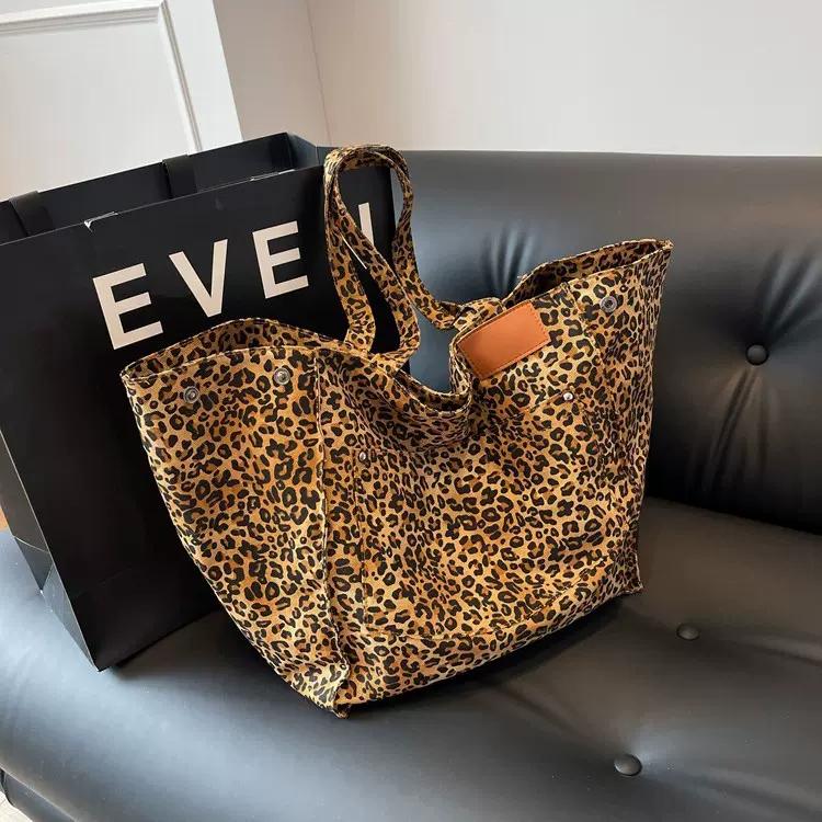 豹纹帆布托特包女大容量包包2024新款跨境外贸手提通勤单肩妈咪包