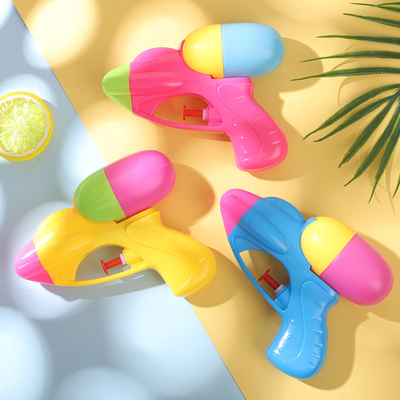 Niños en línea famoso pequeño agua mini chorro de agua de gran alcance juguetes pequeños niños y niñas juguetes de verano pequeños regalos
