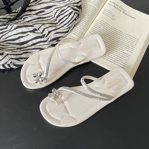2405—Three-Toe Diamond Flower [White]
