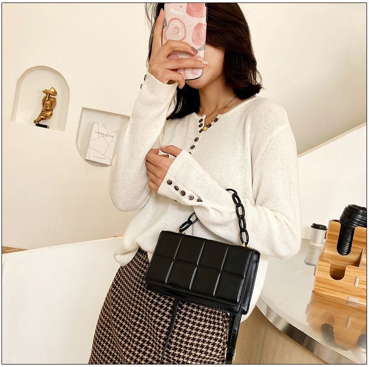 Women's Medium Pu Leather Lattice Solid Color Streetwear Magnetic Buckle Crossbody Bag display picture 1