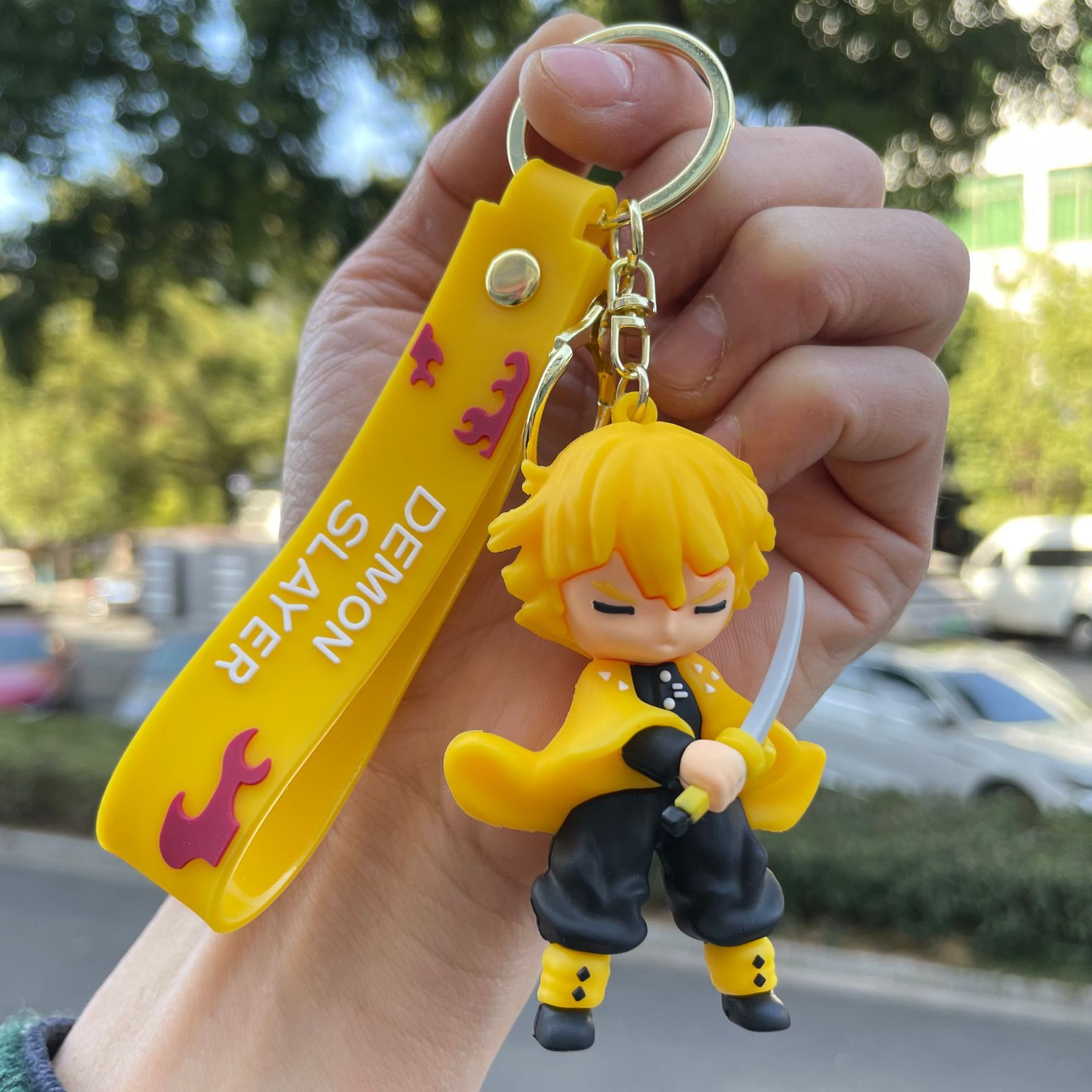 鬼滅の刃の鍵は自動車のキーチェーンの漫画の公仔のかばんのペンダントの子供機の小さい贈り物の卸売りを掛けます。