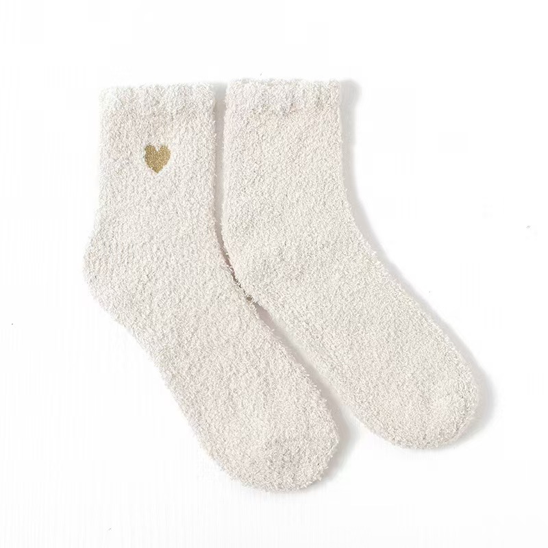 Calcetines hasta la pantorrilla con bordado de corazón en hilo dorado que no se desprende, calcetines cálidos para estar en casa, calcetines de invierno para dormir para mujer, calcetines de felpa coral de fábrica.