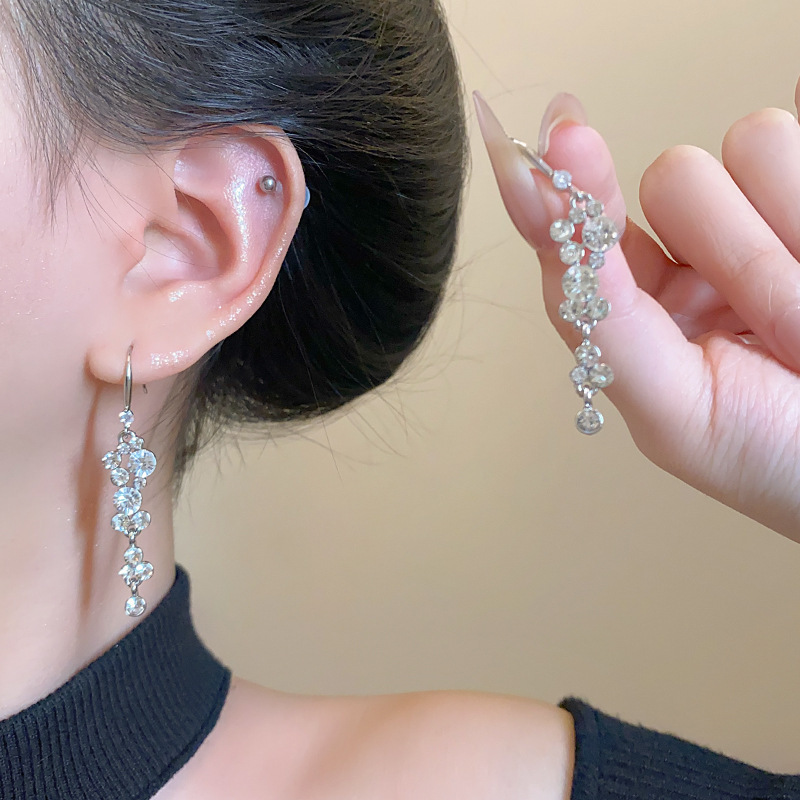 2026 nuevo alto nivel explosivo brillo de diamante redondo gancho de orejas roscado estilo de uva ligero estilo de lujo aretes de aretes
