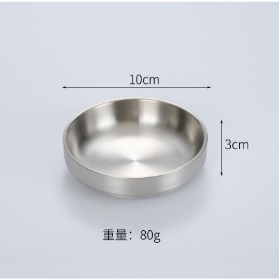 韓国式ステンレス焼肉食器鍋みそ皿に調味料皿をつけて金色の箸を並べます。|undefined