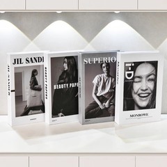 ファッションの偽の本は装飾の本の雑誌を並べます。