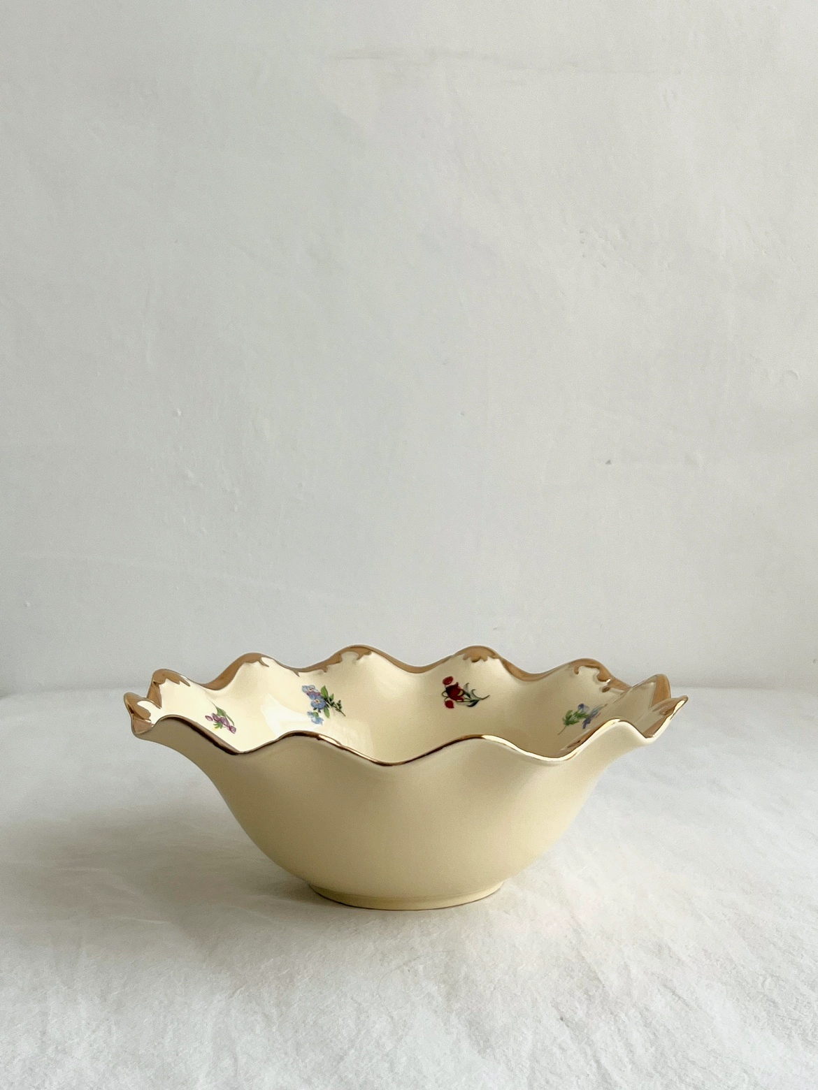 Luxury Pure Handmade Rice-Yellow Ceramic Plate with Gold Flower Trim, Double-Ear Handles, Heavyweight