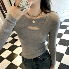 春の新型の透かし彫りの中で底のシャツの女性の大きいサイズの長袖の外でデザイン感を着て身を修めるのはやせている丸首のtシャツの女性です。