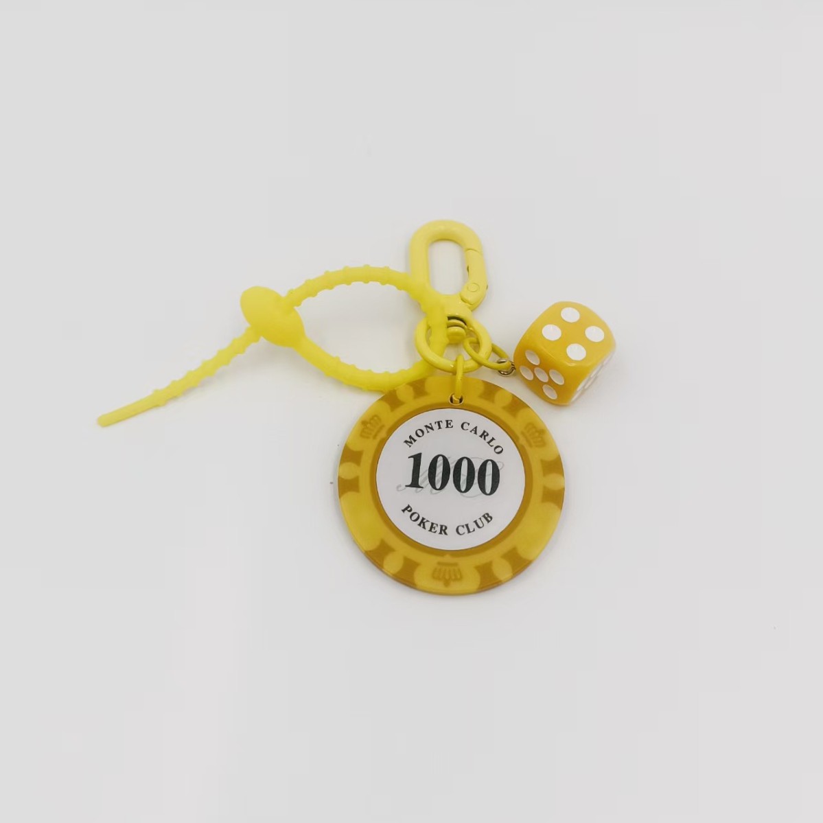 一投の幸運のチップを注いで運のキーホルダーを掛けます。