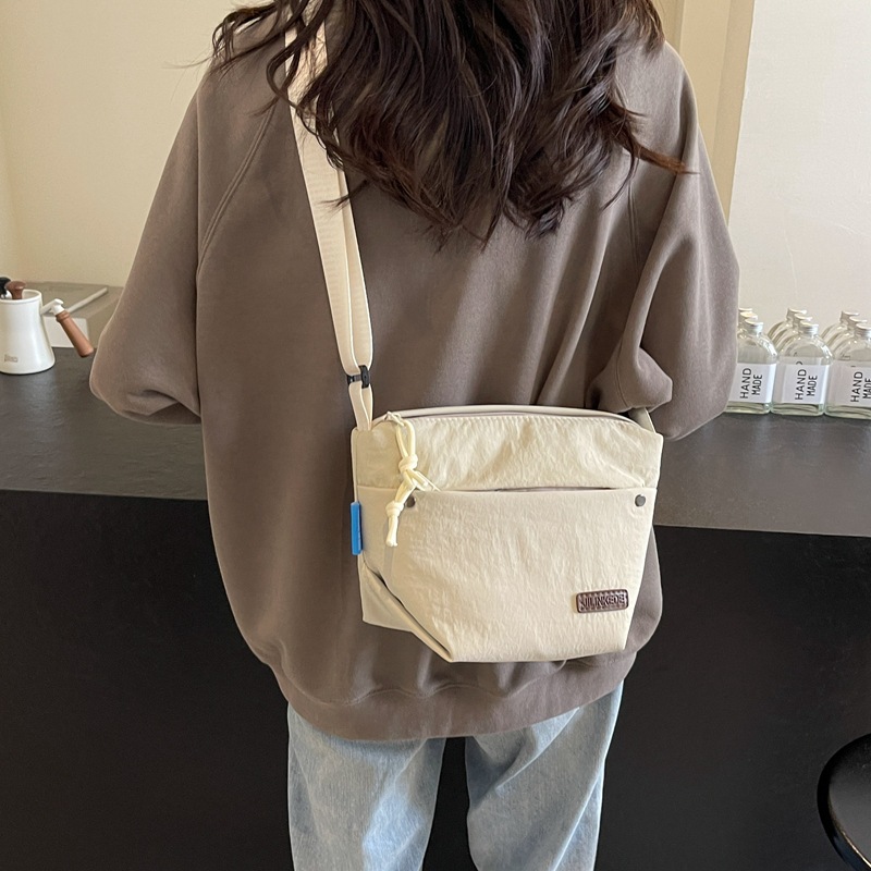 패션 통근 작은 천 가방 여성의 2025 새로운 일본 스타일 유행 간단한 어깨 가방 캐주얼 올 매치 경량 크로스 바디 백