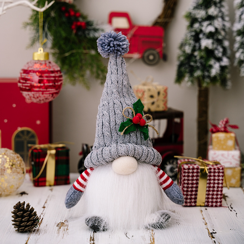 クリスマスプレゼントの長いひげのサンタクロースの明かりの子供は装飾品のショーウインドーのテーブルのカウンターの装飾の配置を並べます。|undefined