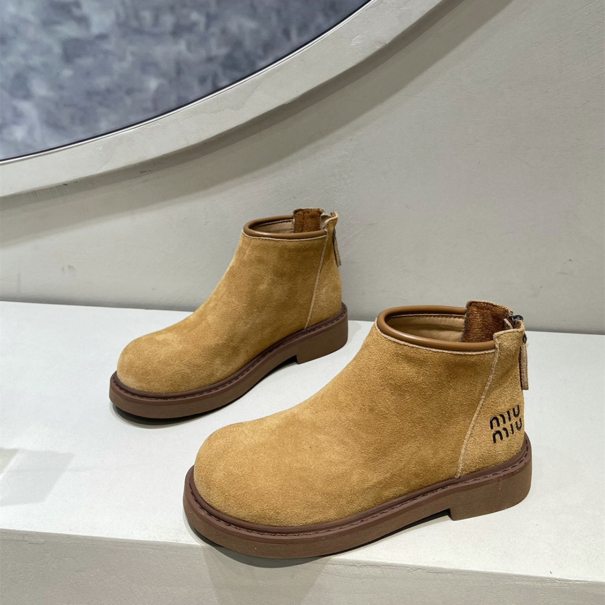 모피 쇼트 부츠 여성 2024 새로운 봄 및 가을 싱글 부츠 인기 온라인 올 매치 라운드 발가락 영국 스타일 플랫 마틴 부츠