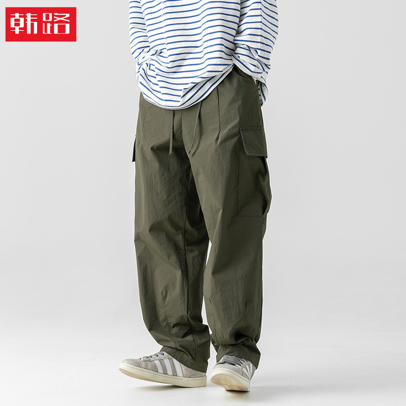 Ropa de hombre de estilo coreano y japonés, pantalones cargo con diseño plisado, nuevo estilo holgado para primavera, para exteriores, con bolsillos tridimensionales, pantalones casuales.