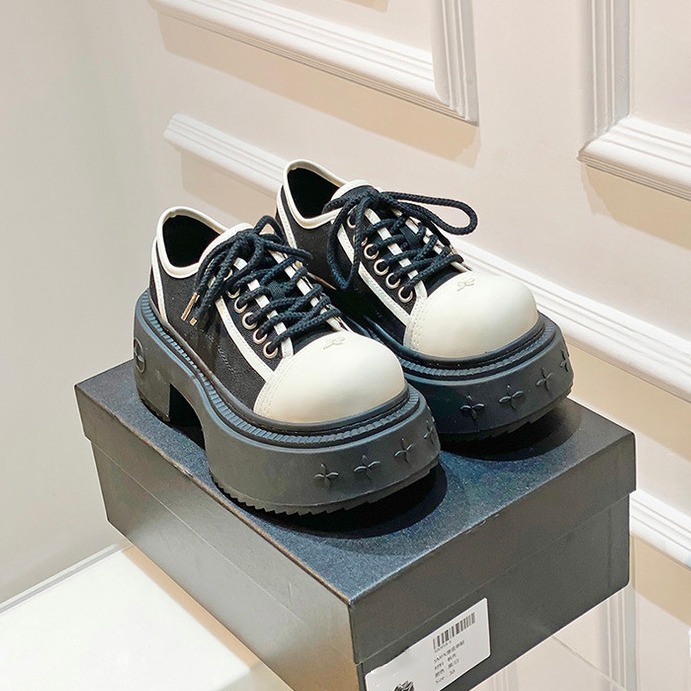 Le nuove scarpe da donna Martin del 2024 hanno una suola e un aumento di altezza di 9,5 centimetri. Scarpe alla moda per studenti_voghion.com