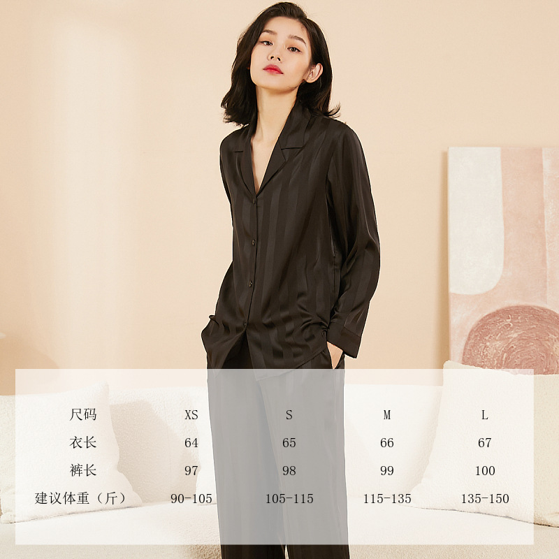 긴 어두운 줄무늬 검은 소매
