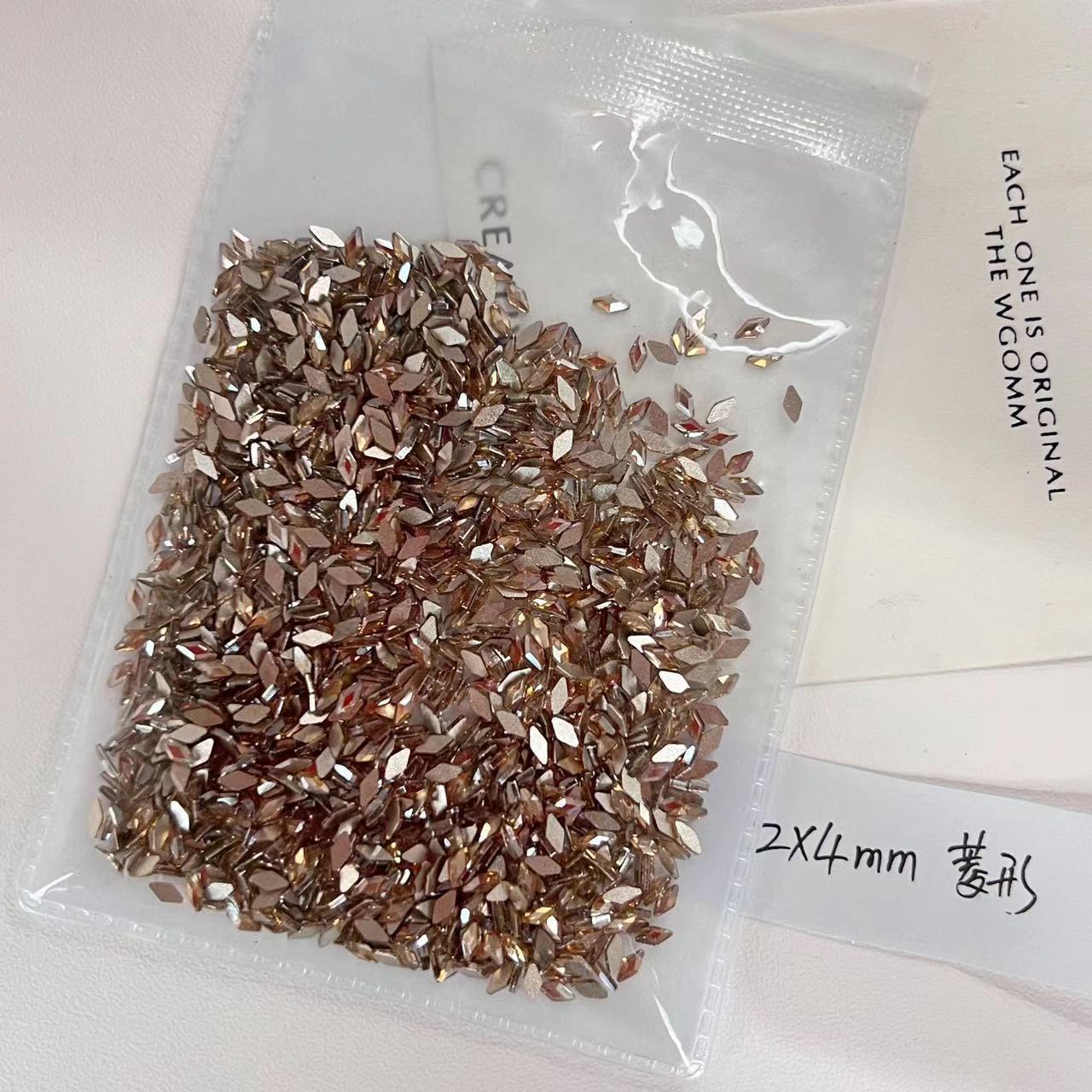 샴페인 플랫 바텀 모양의 다이아몬드-마름모