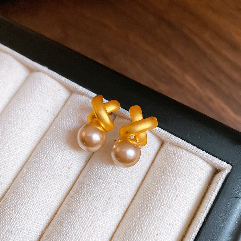 Pendientes de perlas artificiales de mariposa de aguja de plata Pendientes de todo fósforo de nicho retro femenino Pendientes de temperamento de moda Lujo ligero de alta gama